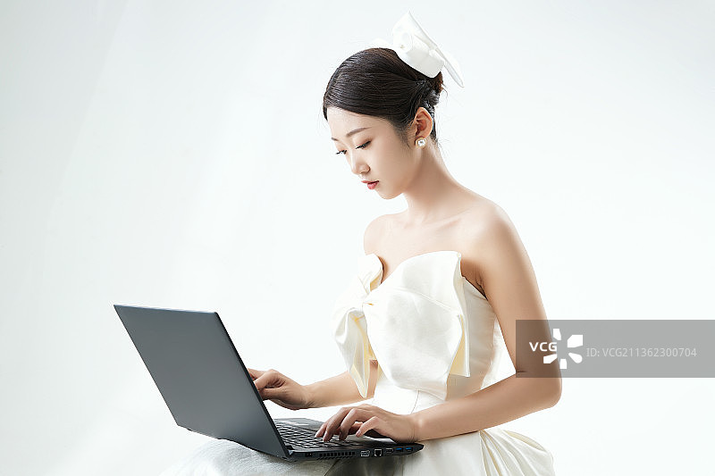 沉浸在网络恋爱世界的亚洲女性图片素材