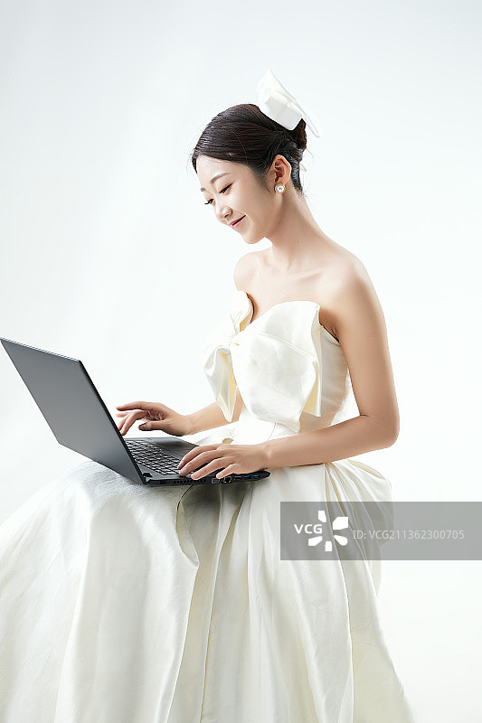 沉浸在网络恋爱世界的亚洲女性图片素材