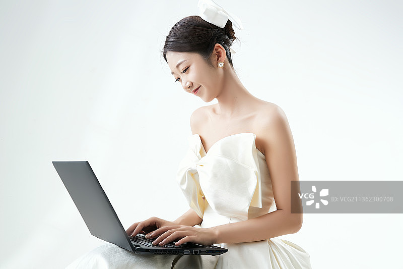 沉浸在网络恋爱世界的亚洲女性图片素材