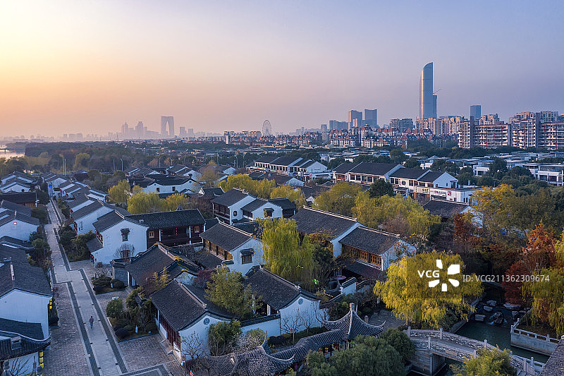 傍晚时分的苏州园区斜塘老街的秋季风景图片素材