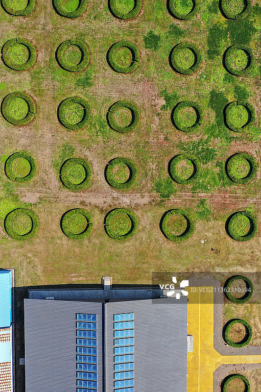 俯瞰回洛仓遗址+河南省洛阳市瀍河回族区洛阳仓窖博物馆-竖幅图片素材