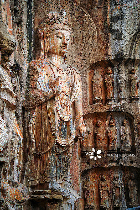 卢舍那大像龛二菩萨和周身佛像+河南省洛阳市洛龙区龙门石窟卢舍那大像龛图片素材