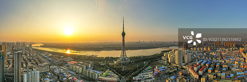 洛河畔的中原明珠广播电视塔+河南省洛阳市西工区中原明珠广播电视塔图片素材