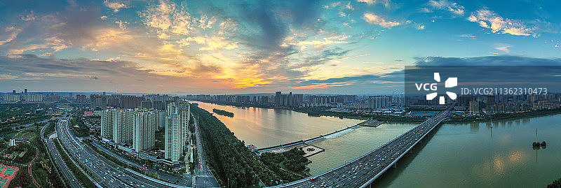 落日余晖下的洛河两岸+河南省洛阳市西工区图片素材