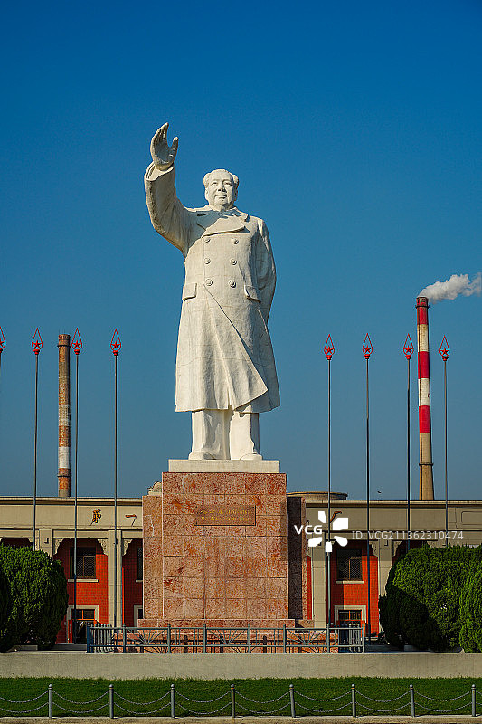 毛主席像+河南省洛阳市涧西区第一拖拉机制造厂图片素材