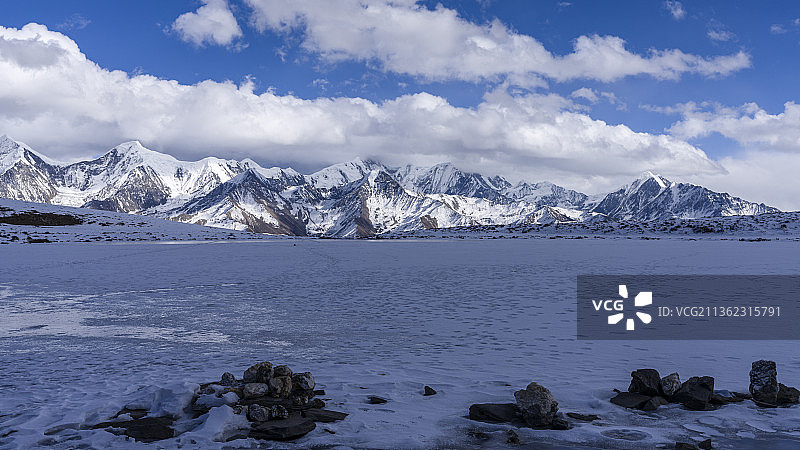 冷嘎措遥望贡嘎雪山图片素材
