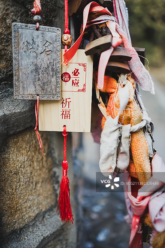 中国山东泰安泰山玉泉寺景区里的锁龙井和石碑图片素材