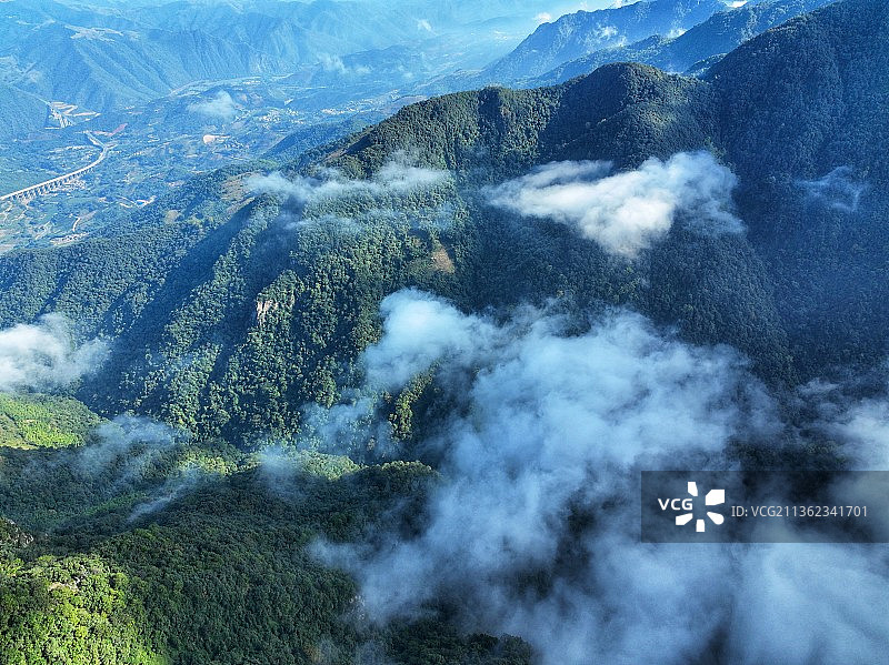 云南哀牢山云雾山中图片素材