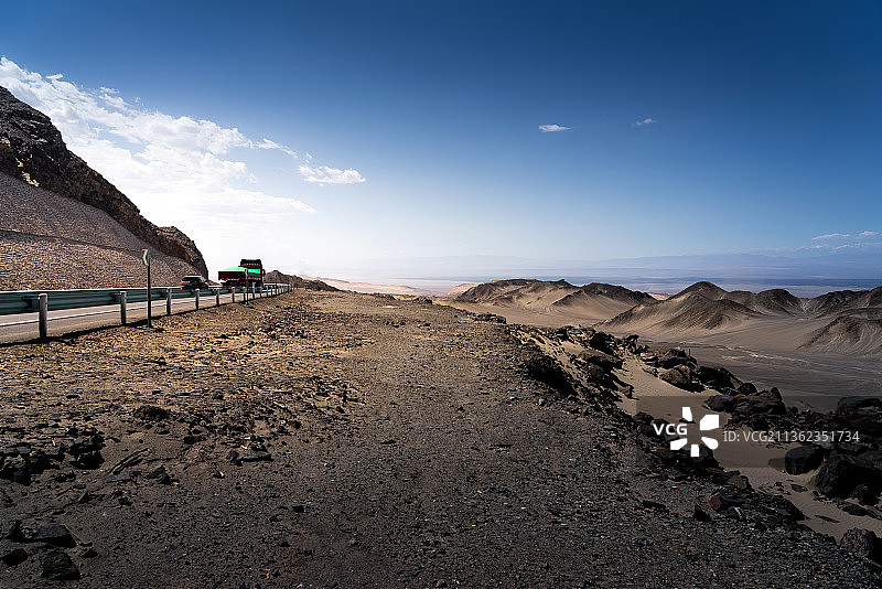 新疆巴音郭楞山峰荒凉石头俯视图图片素材