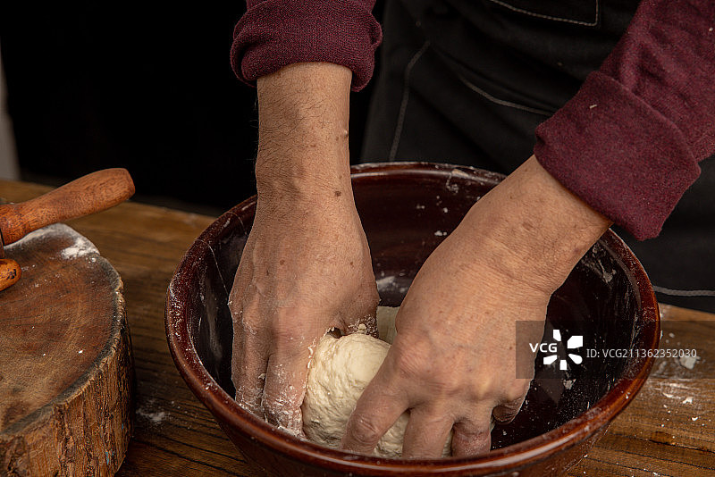 冬至春节包饺子和面擀饺子皮图片素材
