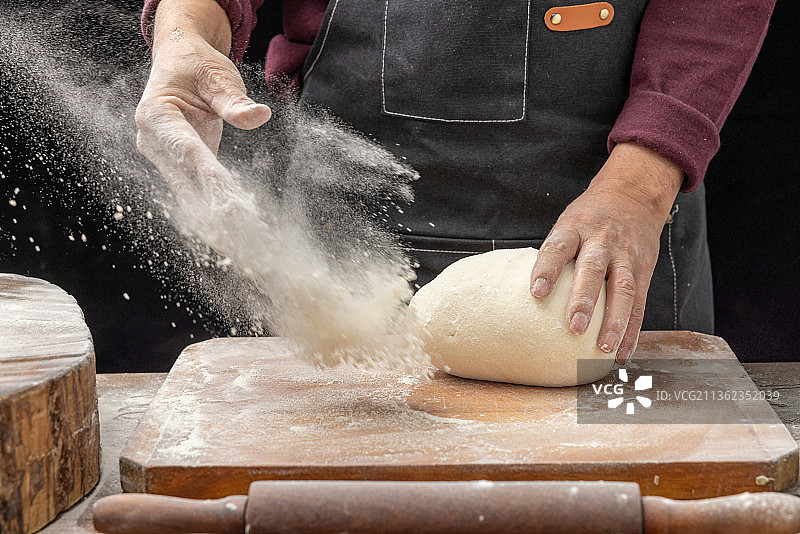 冬至春节包饺子和面擀饺子皮图片素材