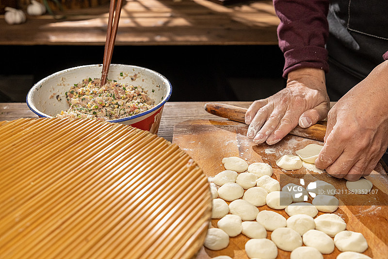 冬至春节包饺子和面擀饺子皮图片素材