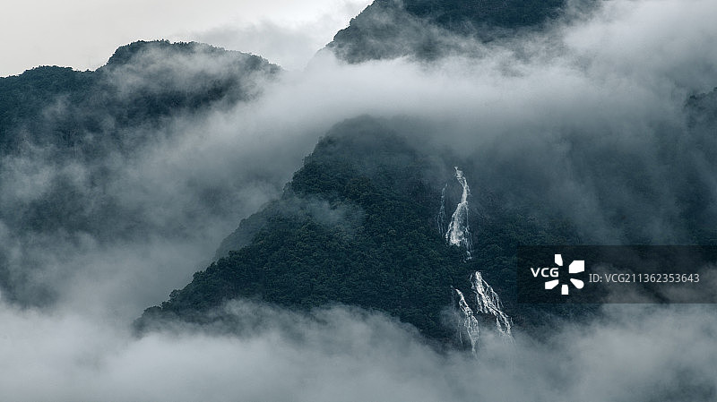 云雾中的白水寨瀑布图片素材