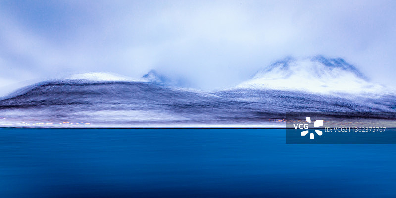 挪威海岸线模糊景色，天空背景图片素材