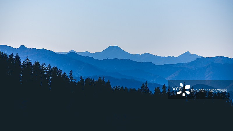 矢量艺术照片：晴朗天空下山脉轮廓的风景图片素材