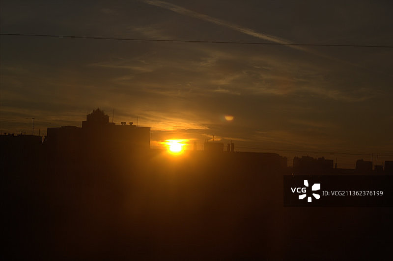 日落时建筑物在天空中的剪影图片素材
