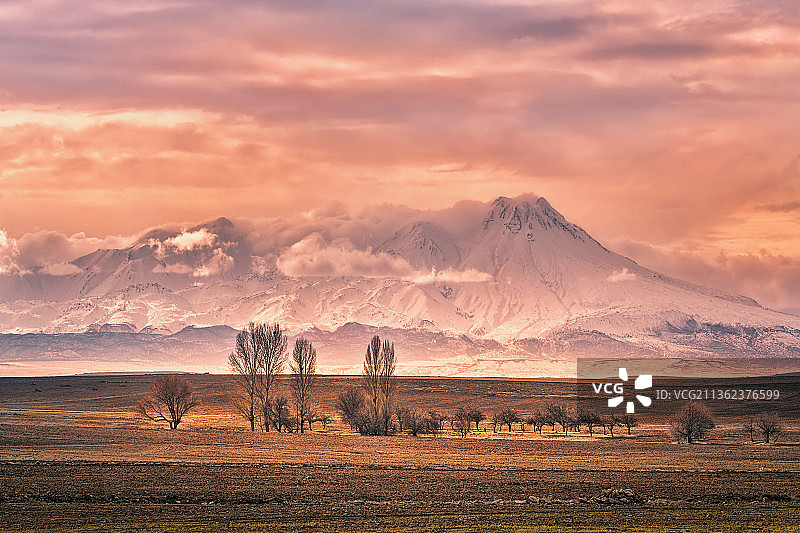 土耳其日落时分的雪山美景图片素材