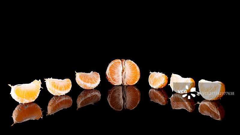 黑色背景上的橘子，黑色背景上的寿司特写图片素材