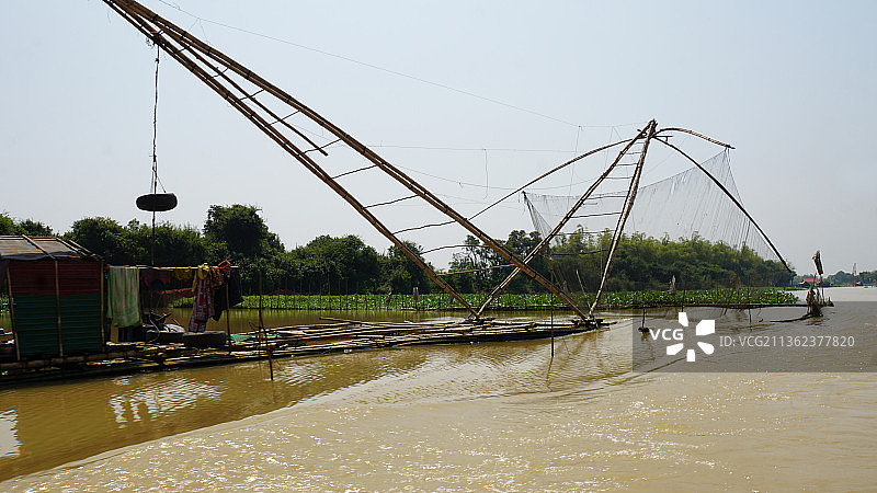 洞里萨湖虾场，人们在河里捕鱼图片素材
