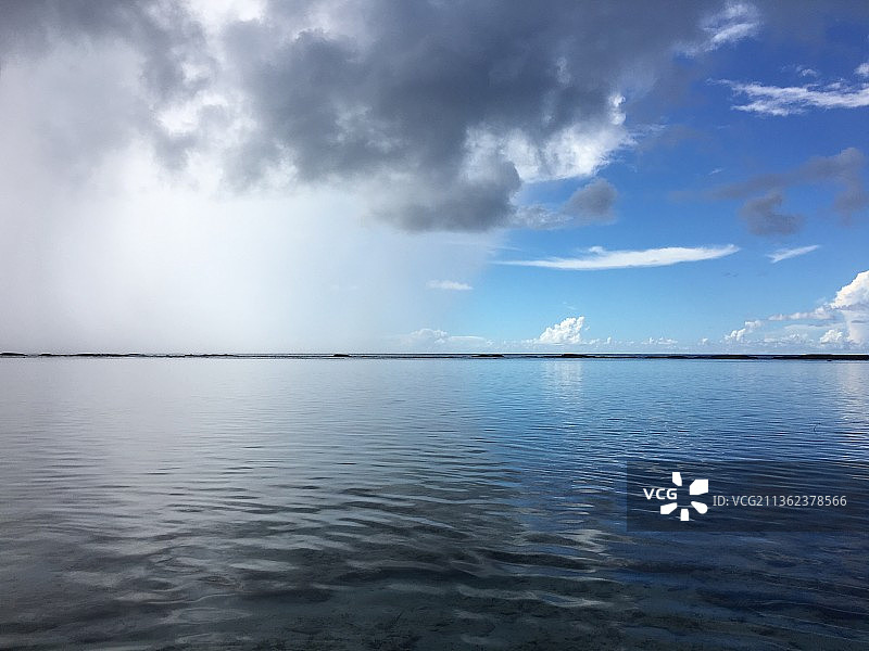 关岛约纳，对比鲜明的天空海景图片素材