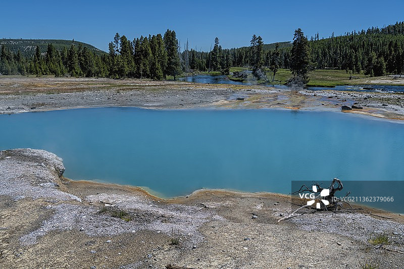 黑钻石池：怀俄明州饼干盆地间歇泉的湖泊美景图片素材