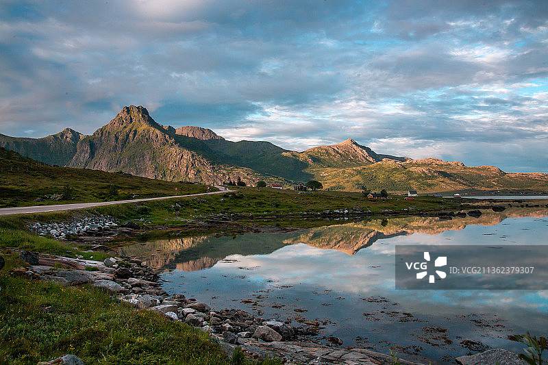 挪威罗弗敦群岛湖光山色图片素材
