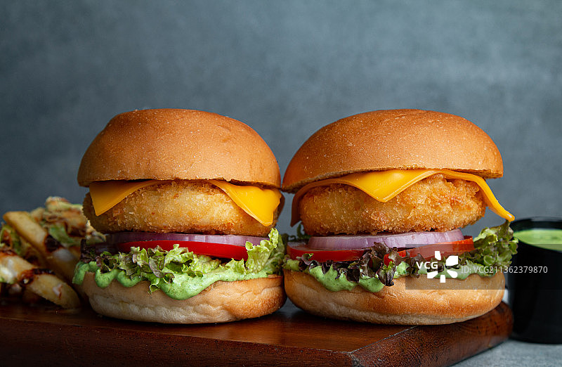 阿拉伯联合酋长国餐桌上的鸡肉迷你汉堡特写图片素材