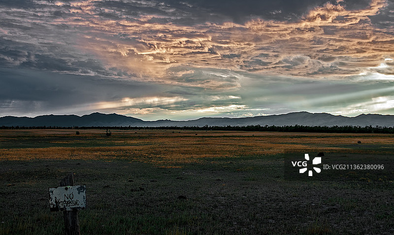 狂野西部日落：美国犹他州布里格姆城的田野风光图片素材