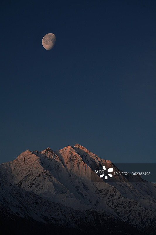 拉卡波希峰，夜空下的雪山风光图片素材