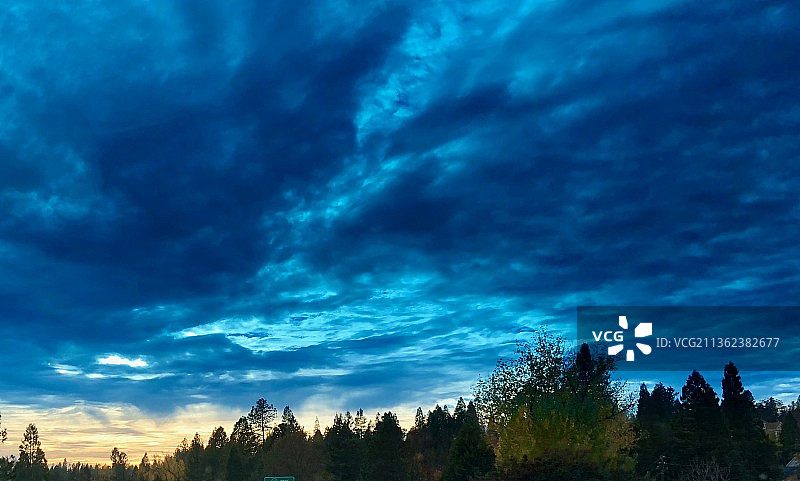 日落时分天空下的树木，美国加利福尼亚州草谷图片素材