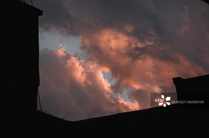 日落戏剧天空下的建筑剪影图片素材