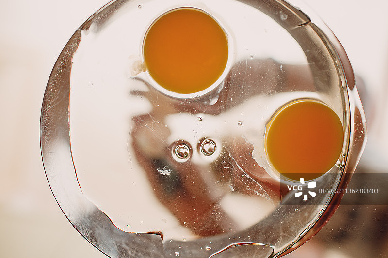 糕点师制作蛋糕，搅拌鸡蛋图片素材