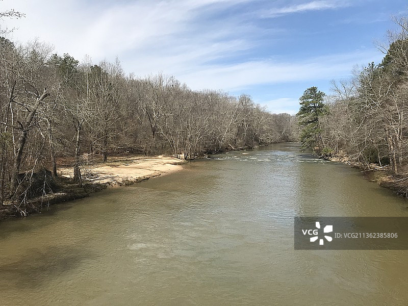 甜水溪的河流，树木掩映下的河流美景图片素材