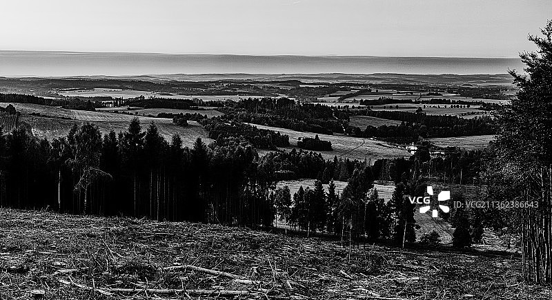 捷克共和国的晴朗天空下的风景图片素材