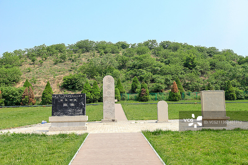 陕西咸阳汉景帝阳陵（汉阳陵）：封土和石碑图片素材