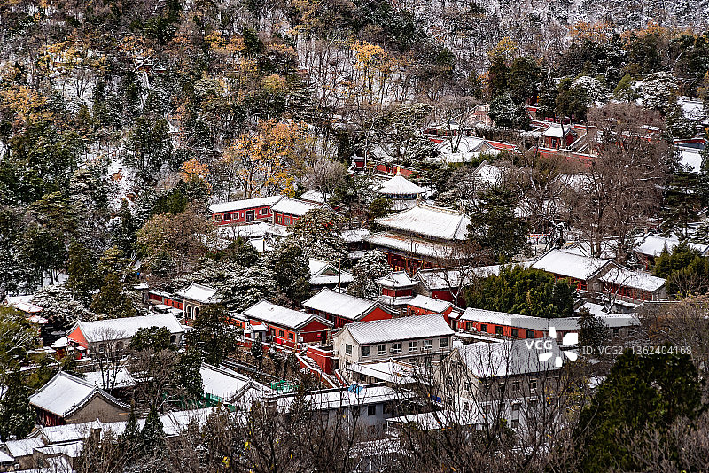 雪后俯瞰潭柘寺全景图片素材