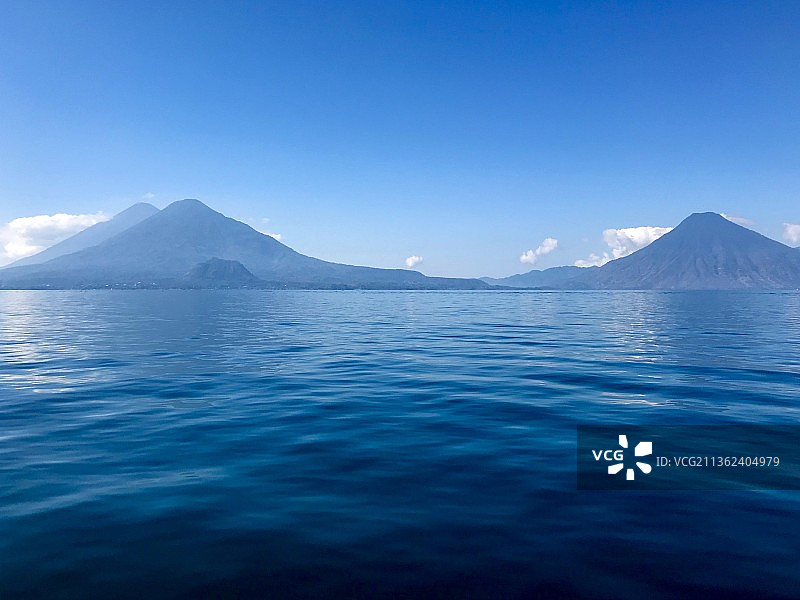 阿蒂特兰湖的两个休眠火山，危地马拉图片素材