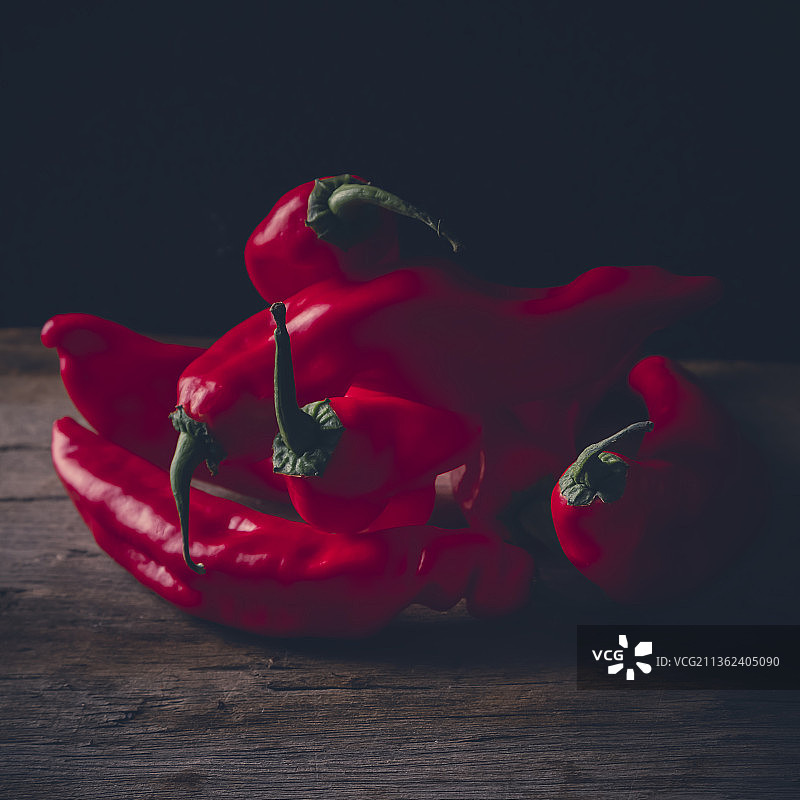 桌上的红辣椒特写图片素材