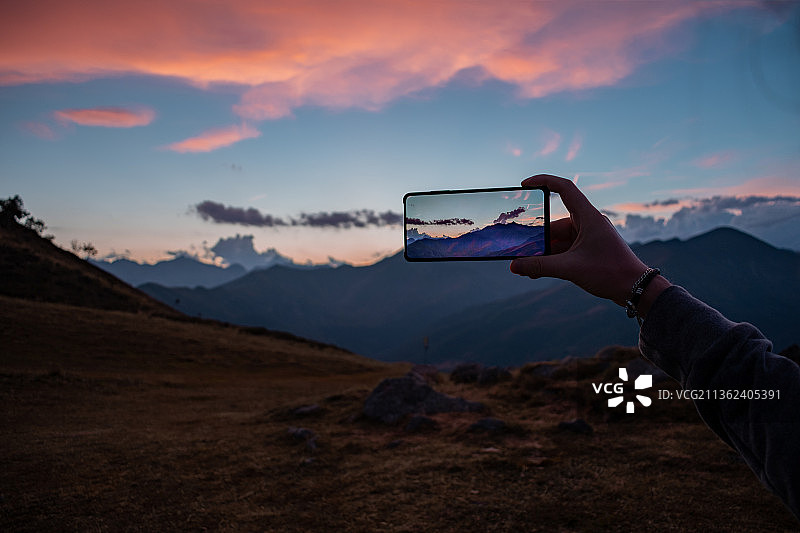 拍摄山间日落景观图片素材