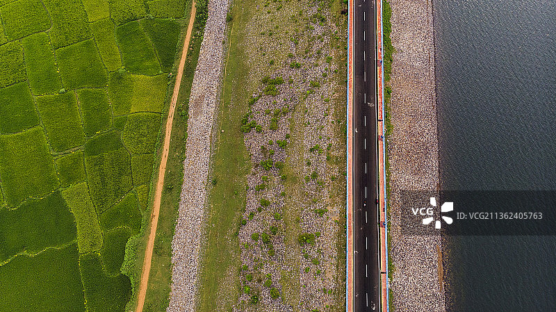 印度西孟加拉邦穆库特马尼布尔，田野间公路图片素材