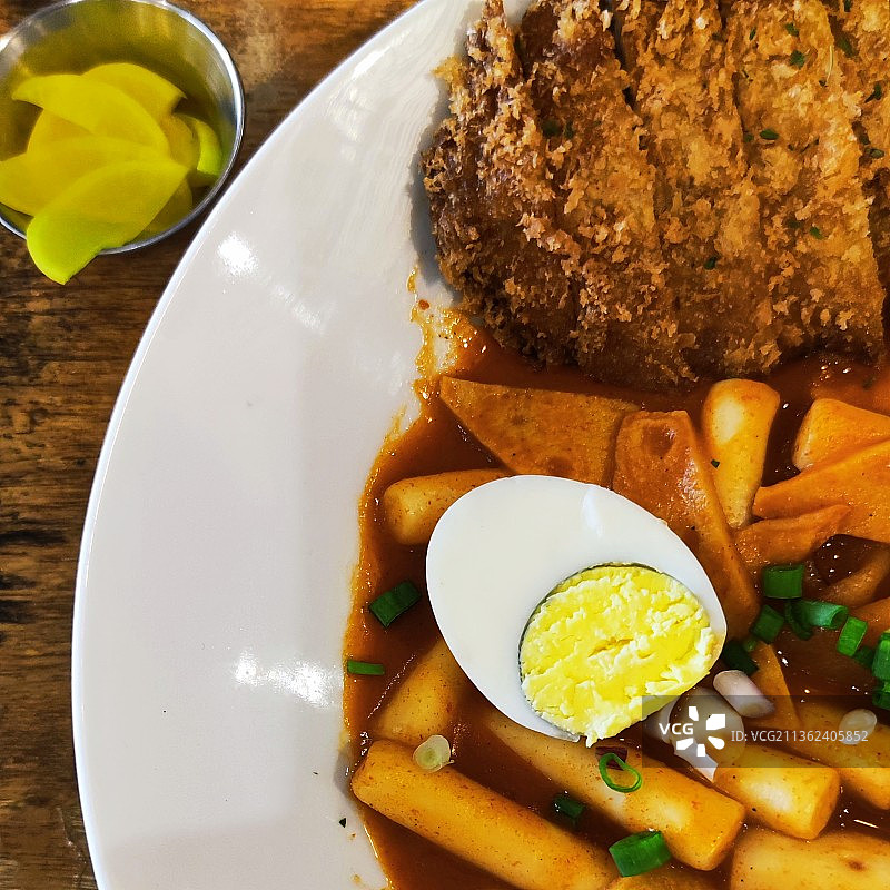 韩式炒年糕和炸猪肉图片素材