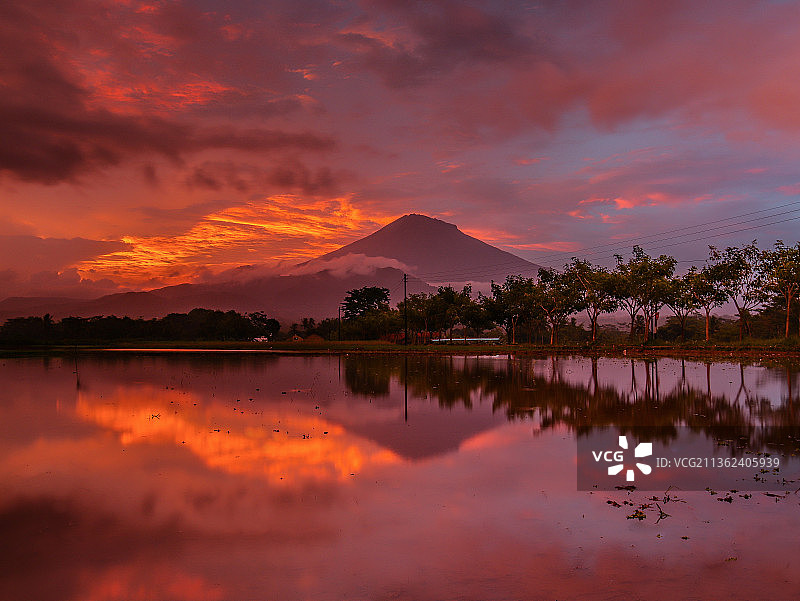 日落时湖面对天空的景色图片素材