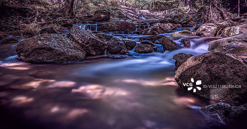 长时间曝光的瀑布，河流流经森林岩石的风景，特拉华水隙，宾夕法尼亚州，美国图片素材