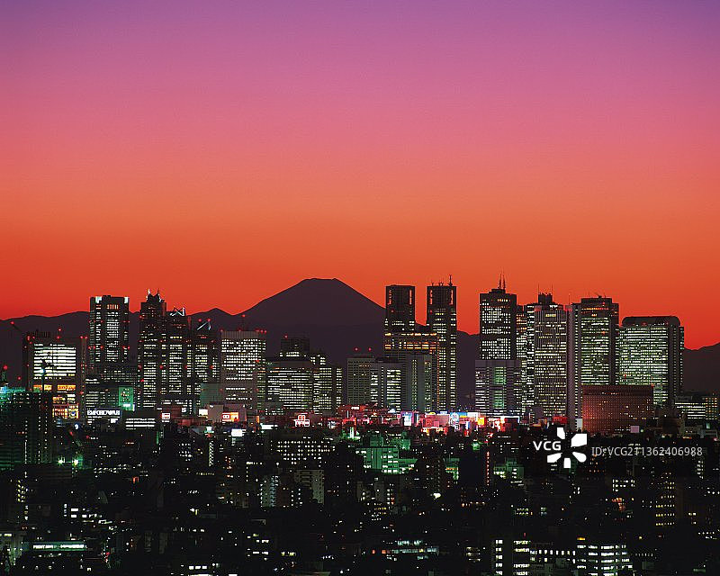 日本东京的建筑物，夜晚高角度观看照亮的建筑物图片素材