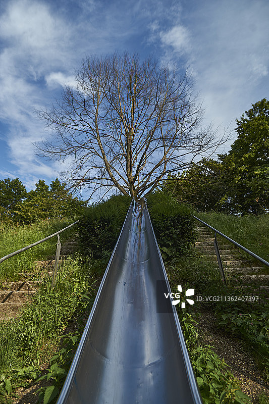 德国埃特林根的枯树山空路图片素材