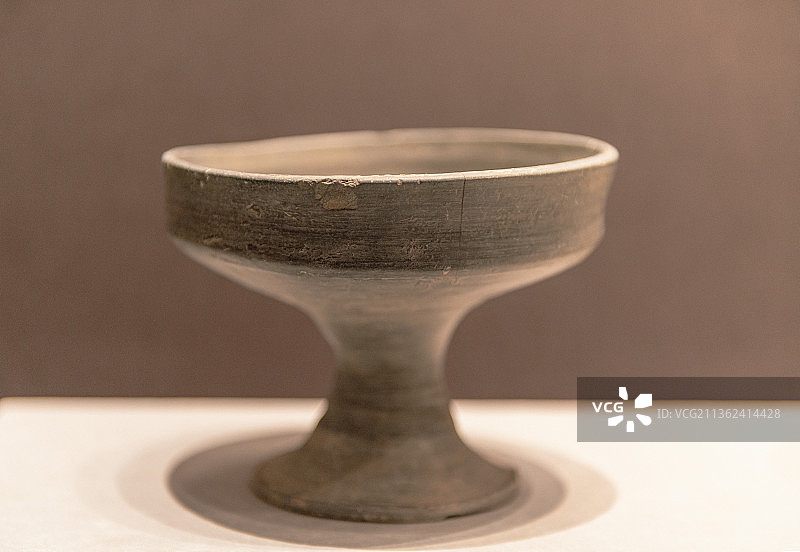 中国西周时期文物，陶豆图片素材