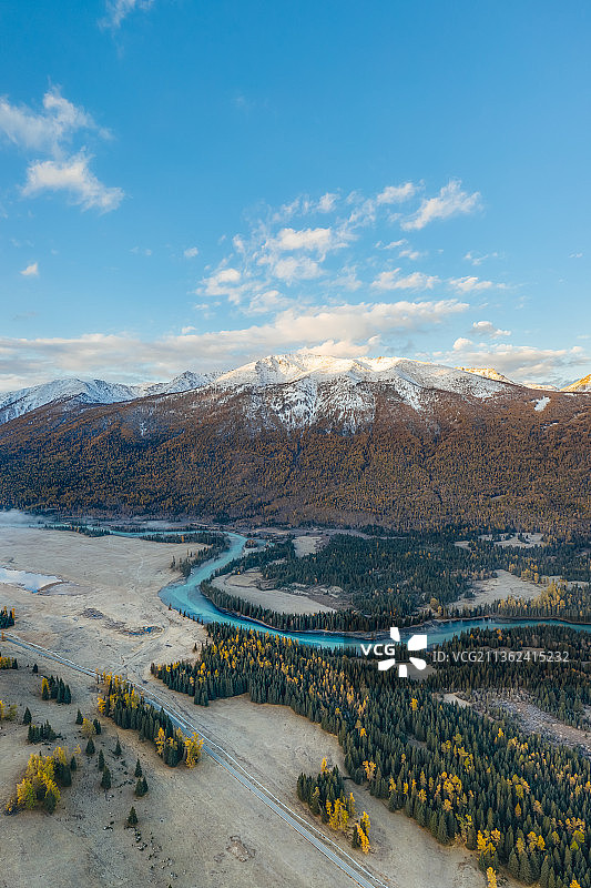 新疆阿勒泰地区布尔津喀纳斯景区喀纳斯河秋季户外风光航拍视角图片素材