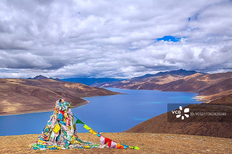 西藏山南浪卡子县羊卓雍措图片素材