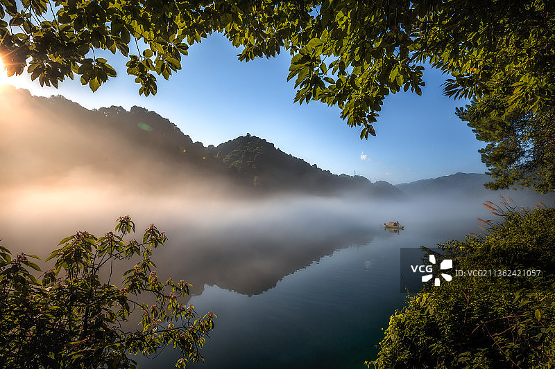 人在画中游图片素材