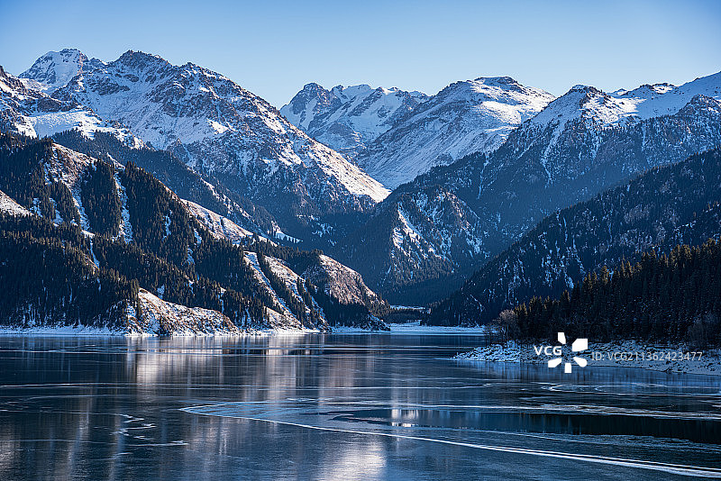 新疆天山天池冬季风光图片素材